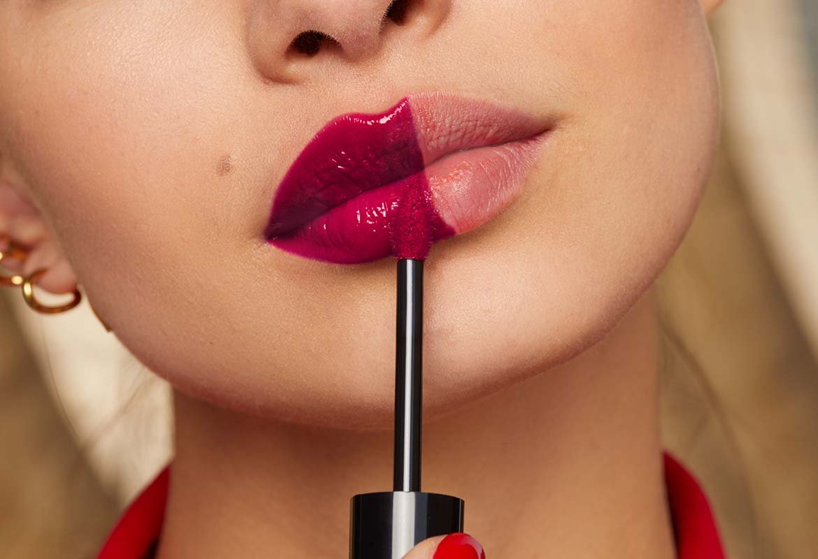 Otra opción de maquillaje en tonos morados es el pintalabios Be Rebellious de Brilliant Signature de L’Oréal Paris.